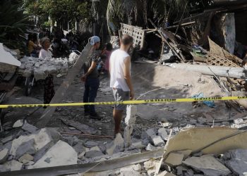 Al menos 40 fallecidos y 4 millones de niños sin escuela tras sismo de 7,8 en Filipinas