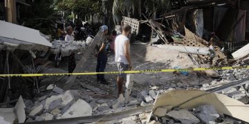 Al menos 40 fallecidos y 4 millones de niños sin escuela tras sismo de 7,8 en Filipinas
