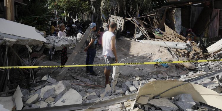 Al menos 40 fallecidos y 4 millones de niños sin escuela tras sismo de 7,8 en Filipinas