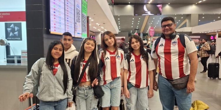 Estudiantes de Barranquilla llevaron a Chile un dispositivo inteligente que promueve el reciclaje con inteligencia artificial