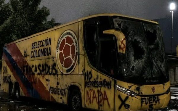 Así apareció el bus de la Selección Colombia en medio de la tormenta política que sacude al país