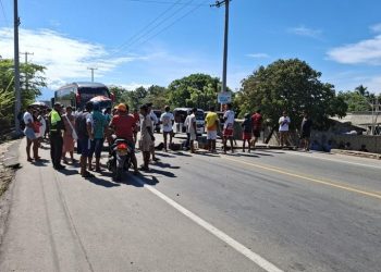 Bloqueada la vía Barranquilla–Santa Marta: Pescadores protestan por robo de motores en Tasajera