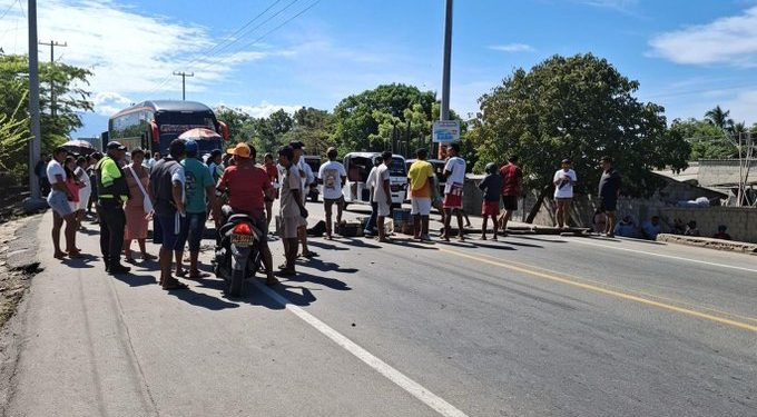 Bloqueada la vía Barranquilla–Santa Marta: Pescadores protestan por robo de motores en Tasajera