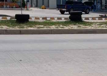 Aparecen decenas de llantas en la calle Murillo y crece la alerta por posibles disturbios tras las elecciones