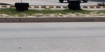 Aparecen decenas de llantas en la calle Murillo y crece la alerta por posibles disturbios tras las elecciones