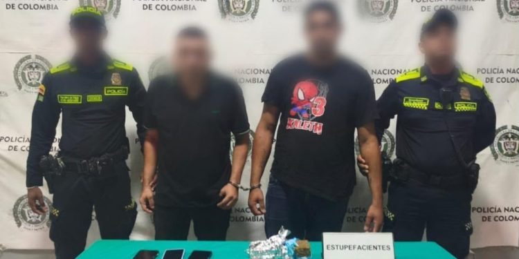 Capturan en Villa Carolina a dos hombres con 1.500 dosis de marihuana en operativo policial