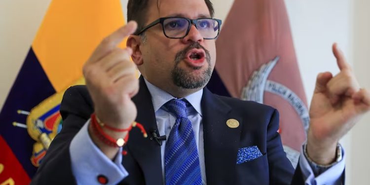 Ministro del Interior de Ecuador asegura que criminales buscan refugio en Colombia para evadir a la justicia