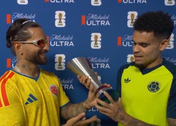 Luis Díaz fue elegido MVP del debut de Colombia y recibió el premio de manos de Maluma
