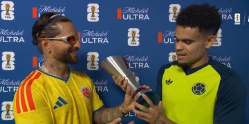 Luis Díaz fue elegido MVP del debut de Colombia y recibió el premio de manos de Maluma