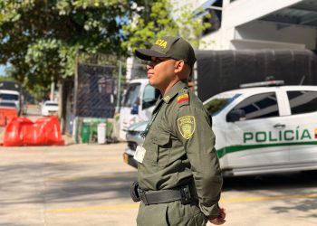 A sus 19 años, combina el servicio como auxiliar de policía con sus estudios para abrirse camino y brindar un mejor futuro a su familia