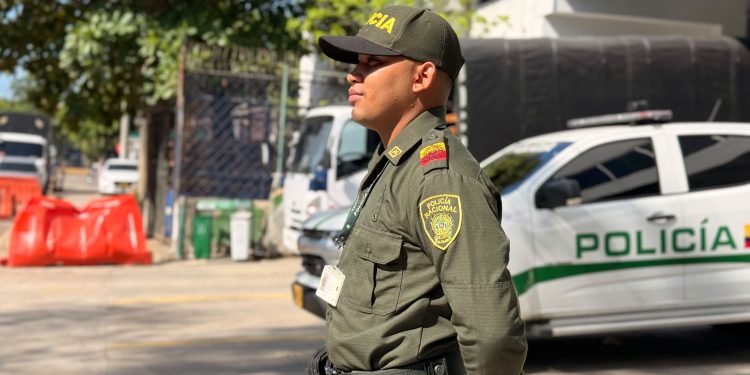 A sus 19 años, combina el servicio como auxiliar de policía con sus estudios para abrirse camino y brindar un mejor futuro a su familia