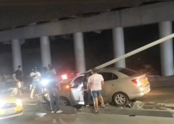 Vehículo chocó contra un poste debajo del puente del INEM en Barranquilla