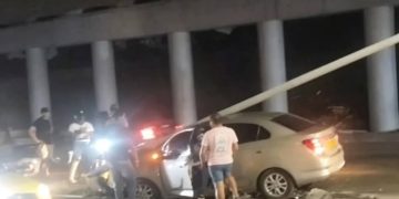 Vehículo chocó contra un poste debajo del puente del INEM en Barranquilla