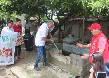 Con “mona” en mano, Gobernador Verano derrumba focos para dengue en Juan de Acosta