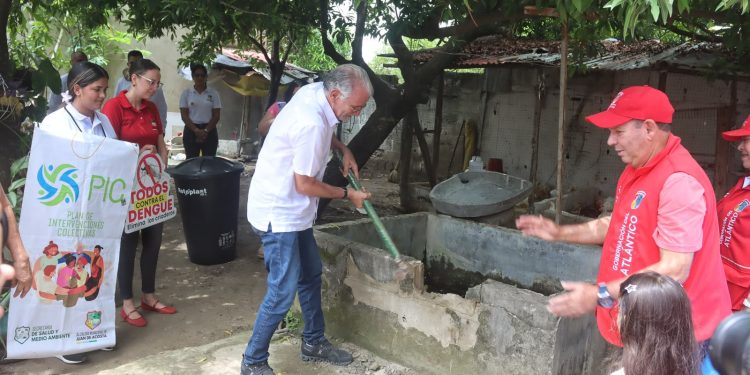 Con “mona” en mano, Gobernador Verano derrumba focos para dengue en Juan de Acosta