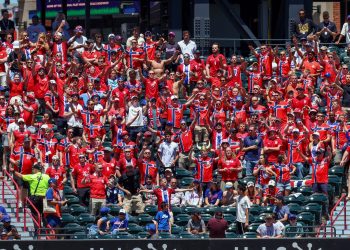 Hinchas noruegos llevan la fiebre mundialista al béisbol de Nueva York