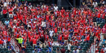 Hinchas noruegos llevan la fiebre mundialista al béisbol de Nueva York