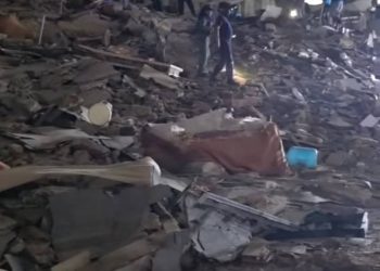 Desesperado llamado entre los escombros: hombre busca a su madre tras colapso de edificio en Caracas