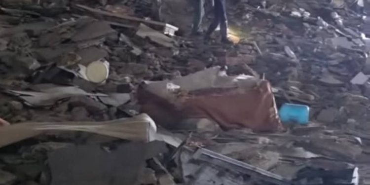 Desesperado llamado entre los escombros: hombre busca a su madre tras colapso de edificio en Caracas