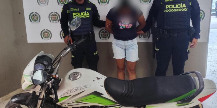 Capturada mujer por receptación y recuperada motocicleta en Soledad 2000