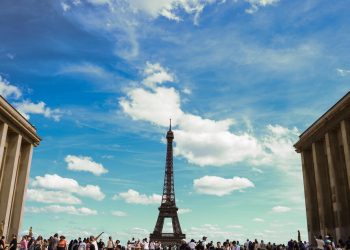 La Torre Eiffel cierra de forma inesperada por la ola de calor en Europa