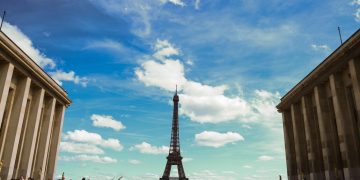 La Torre Eiffel cierra de forma inesperada por la ola de calor en Europa