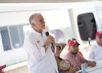 Gobierno de Eduardo Verano inicia iluminación solar en vía Manatí-Carreto para más seguridad