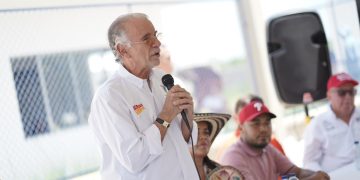 Gobierno de Eduardo Verano inicia iluminación solar en vía Manatí-Carreto para más seguridad