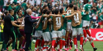 México rompe su maldición en los mundiales con gol del colombiano Julián Quiñones