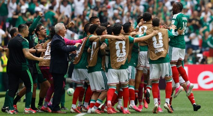 México rompe su maldición en los mundiales con gol del colombiano Julián Quiñones