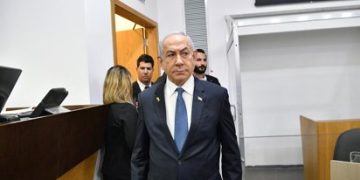 Netanyahu arremete contra la Fiscalía al concluir su testimonio en juicio por corrupción