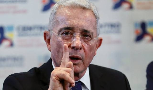 Álvaro Uribe alega “falta de garantías” tras ser citado a indagatoria por la Fiscalía