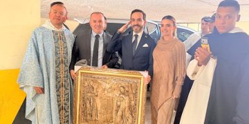 Fe y diplomacia: el simbólico regalo del alcalde de Chiquinquirá al presidente electo Abelardo De La Aspriella