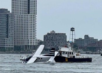 Susto en el East River: Hidroavión realiza aterrizaje forzoso en Nueva York y deja dos heridos leves