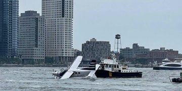 Susto en el East River: Hidroavión realiza aterrizaje forzoso en Nueva York y deja dos heridos leves