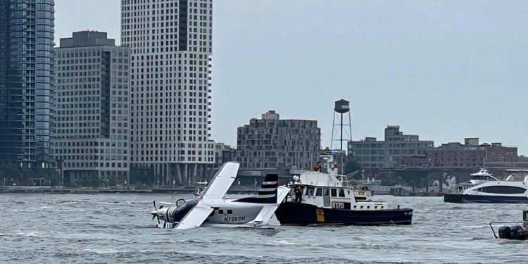 Susto en el East River: Hidroavión realiza aterrizaje forzoso en Nueva York y deja dos heridos leves