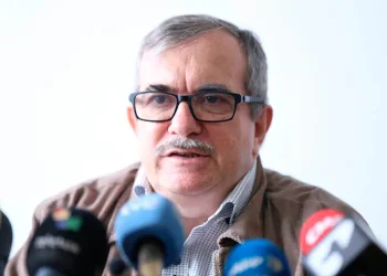 Retorno y comparecencia: ‘Timochenko’ se presenta ante la JEP tras polémico viaje a España