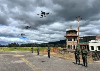 “Vaca” por la vida: Soldados en el Cauca compran drones comerciales con su propio dinero ante vacío tecnológico