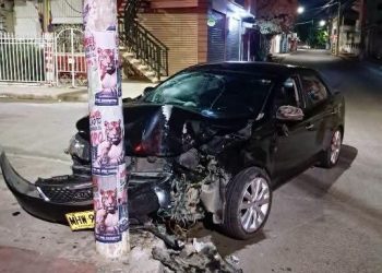Fuerte choque entre automóvil y motocicleta dejó varios heridos en Sabanalarga