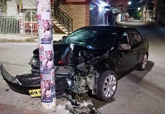 Fuerte choque entre automóvil y motocicleta dejó varios heridos en Sabanalarga