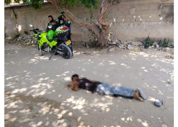 Acribillan a tiros a un joven en el barrio Ferrocarril