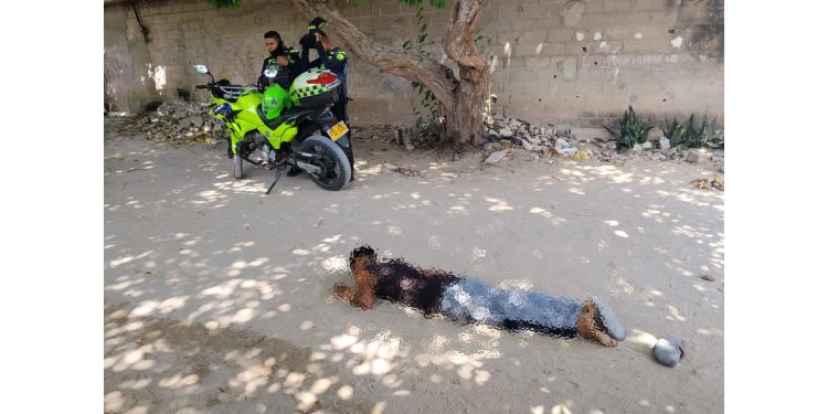 Acribillan a tiros a un joven en el barrio Ferrocarril