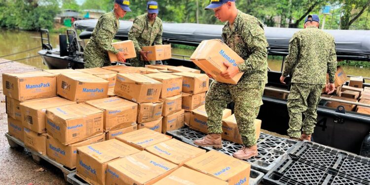 Armada refuerza ayuda humanitaria en Chocó y entrega 5,5 toneladas de suministros tras terremoto