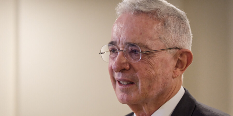 Uribe respalda cooperación militar con Estados Unidos y habla de recuperar la soberanía