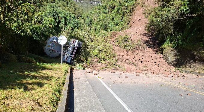 Trece carreteras continúan afectadas por el terremoto en Colombia
