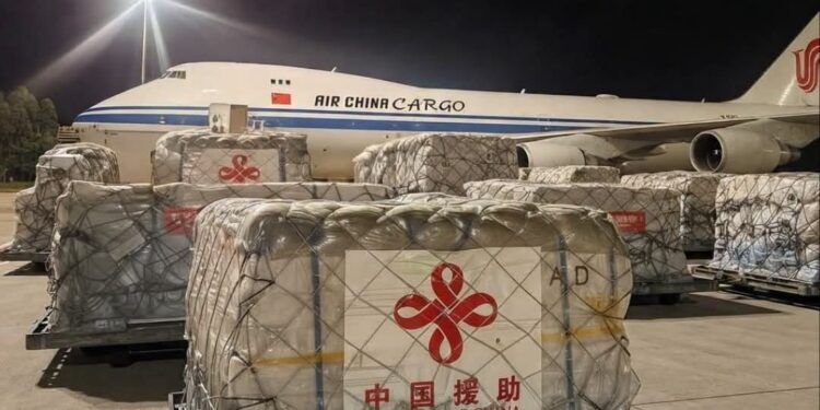 China no da espera y envía ayuda a Colombia tras el terremoto: 80 toneladas para los damnificados