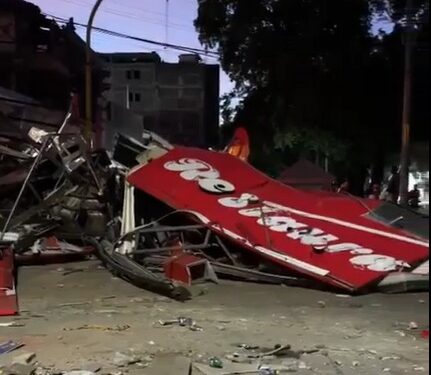 Voluntarios buscan sobrevivientes entre los escombros de una panadería en Cali