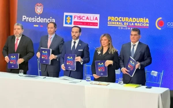 Presidente De la Espriella entregó a la Fiscalía ‘El libro de la verdad’ con 80 casos de corrupción en el gobierno Petro