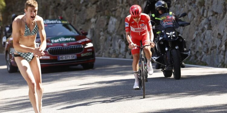 Pogacar arrasa en Andorra y fortalece el liderato de La Vuelta