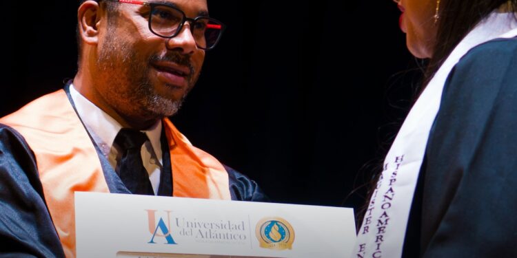 Rector de Uniatlántico dio mensaje a 540 nuevos profesionales: “El futuro no se espera, se construye”